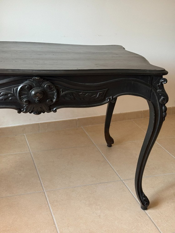 Image 1 of Mesa de comedor/escritorio de estilo barroco en madera de haya negra.