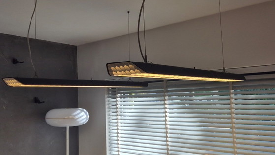 Moderne schwarze Pendelleuchten mit Wabenstruktur, vier Stück, Modular Lighting Instruments, Metall (Foto 5 von 5)