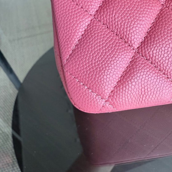 Image 1 of Borsa Chanel Classic Flap Medium - Caviar 25CM in pelle di vitello martellata trapuntata rosa con finiture dorate Serie 28
