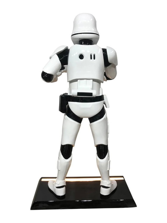 Image 1 of Escultura de fibra de vidrio - Personaje de cómic de héroe espacial - Blanco