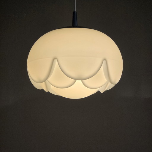 Vintage Artichoke Pendelleuchte von Peill & Putzler, Deutschland, 1960. Mattiertes/Opalglas. Weiß. Durchmesser 27 cm.