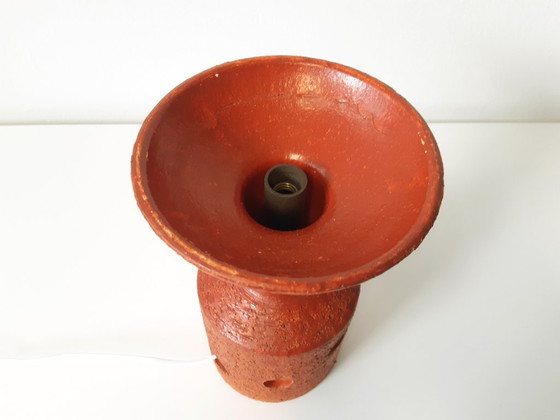 Image 1 of Vintage keramieken oranje tafellamp met glazen bol, chamotte klei, oranje brutalist aardewerken mcm lamp