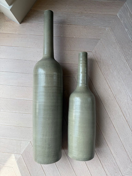 Image 1 of 2 vasi decorativi alti e stretti verde oliva a forma di bottiglia