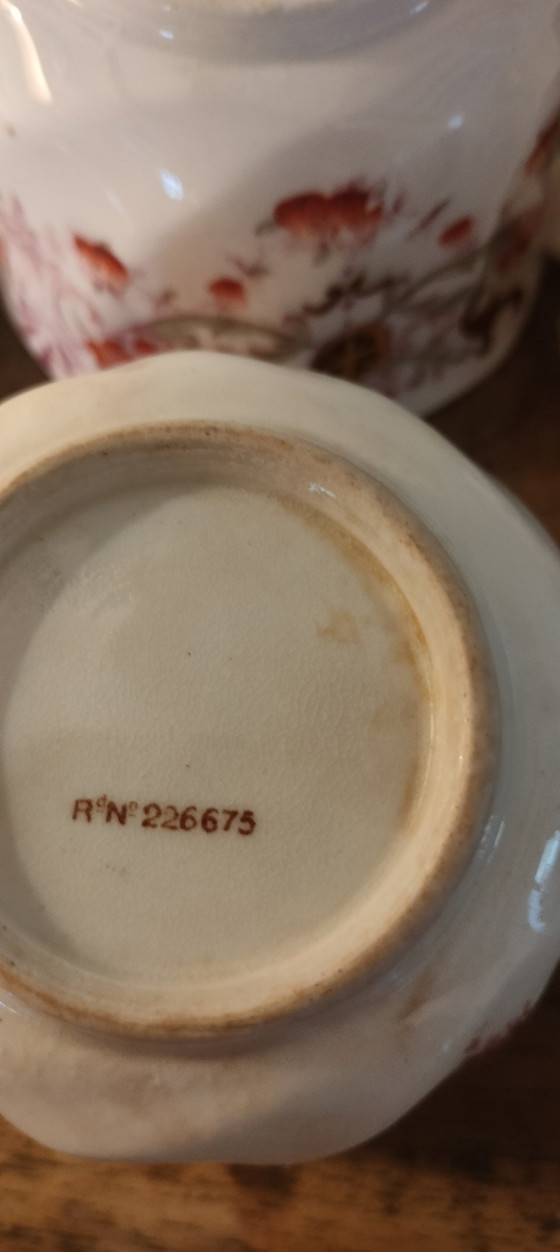 Image 1 of Tres tazas y platillos británicos de la colección de 1893-1894, octogonales, estilo Reina Ana.