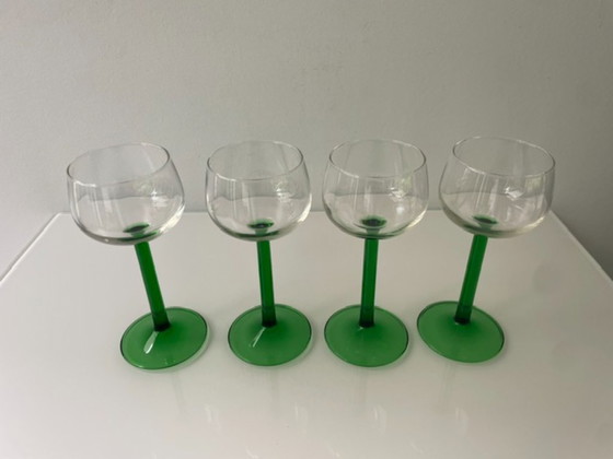Image 1 of Set van 4 vintage Franse voetglazen met groene steel – retro glaswerk