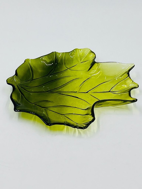 Image 1 of Vassoio portaoggetti vintage in vetro verde a forma di foglia, anni '70