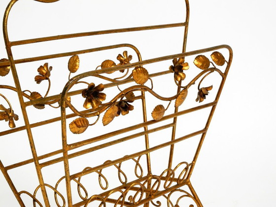 Image 1 of Straordinario portariviste e giornali in stile moderno di metà secolo con struttura in metallo dorato.