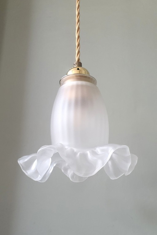 Antike Glas-Hängelampe. Blumenförmiges Design aus mattiertem Glas.