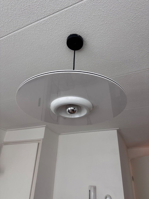 Lámpara con forma de ovni de diseño de mediados de siglo