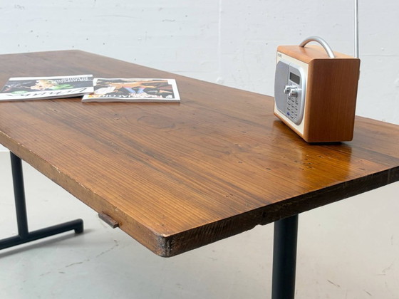 Tavolo da lavoro vintage con piano in legno e gambe nere. – Scrivanie, Wood (photo 4 of 11)