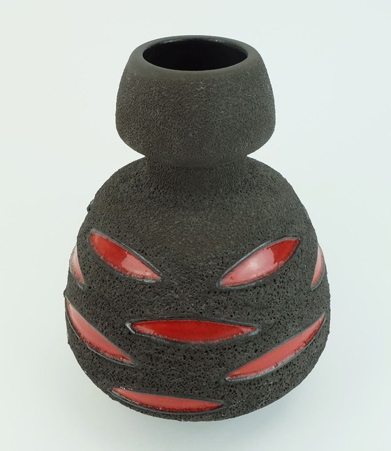 Image 1 of Jarrón de lava de mediados de siglo Cerámica Schlossberg de los años 70 Marrón con dibujo rojo brillante Modelo nº 64-25