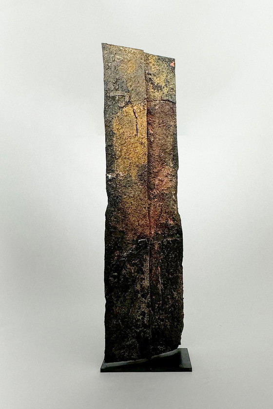 Image 1 of 🏔️ Matière et mythe : Stèle impressionnante de l’artiste suisse Pierre Casè (1944–2022)