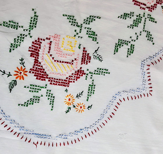 Image 1 of 1950, Mantel bordado a mano