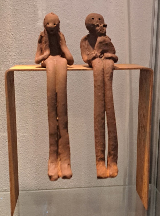 Image 1 of Uomo con gatto su piedistallo , ceramica e acciaio