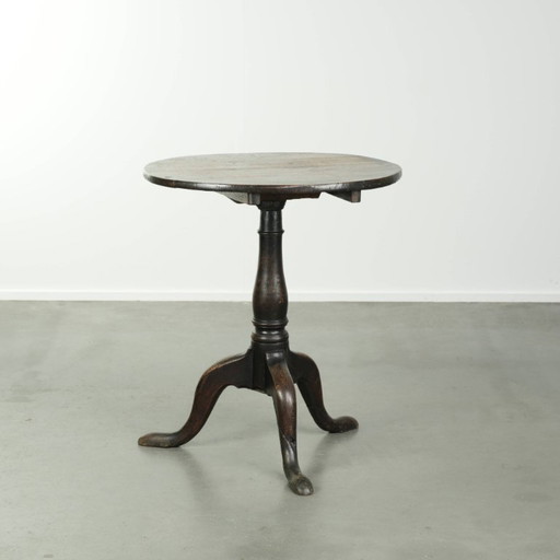 Characterful 18th-century English oak side table with a beautiful appearance and good colors