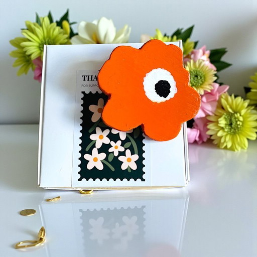 Broche en bois orange faite à la main inspirée de Marmekko