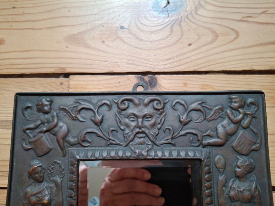 Miroir cadre en laiton repoussé vers 1900, glace biseautée, rare, Métal, Marron, Classicisme (photo 7 sur 11)