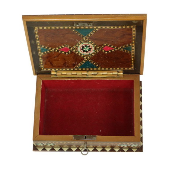 Image 1 of Caja de joyería con incrustaciones de marquetería