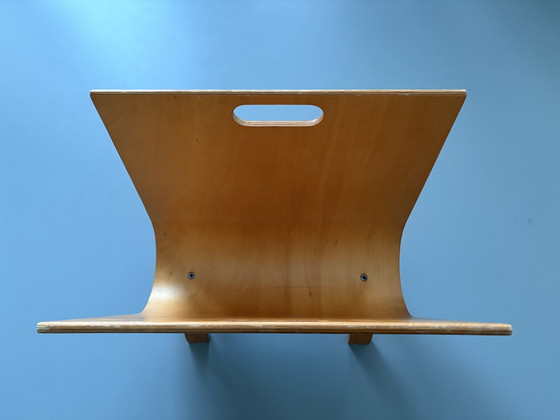 Image 1 of Porte-revues vintage en bois de bouleau courbé, style « Alvar Aalto ».