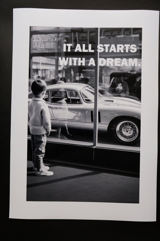 Ferrari „Alles beginnt mit einem Traum“ | Poster | Schwarzweiß
