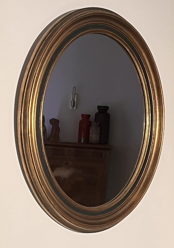 Image 1 of Miroir mural ovale raffiné avec cadre en bois doré