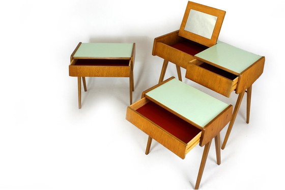 Image 1 of Tables de chevet restaurées de style Mid-Century avec coiffeuse, Tchécoslovaquie, années 1960, ensemble de 3