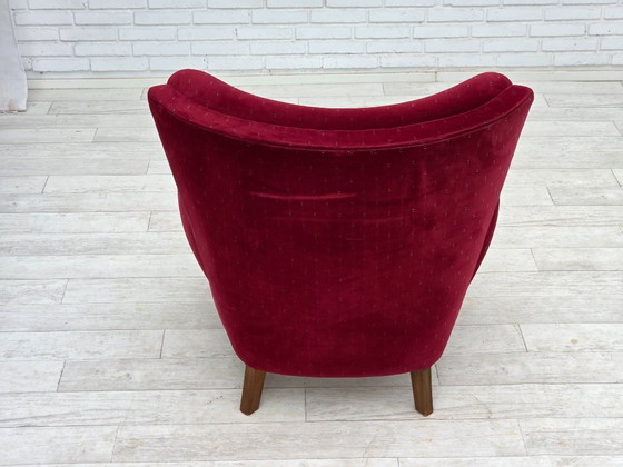 Image 1 of Años 60, sillón danés, muebles de terciopelo rojo cereza, patas de madera de haya, retapizado.