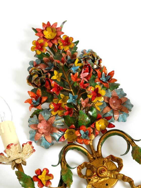 Image 1 of Une paire de magnifiques appliques murales en métal doré et peint à la main, datant des années 1960, signées Hans Möller.