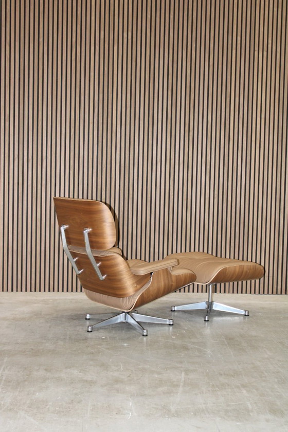 Image 1 of Poltrona e poggiapiedi Vitra Eames Lounge Chair + Ottoman - Pelle Premium F Camel