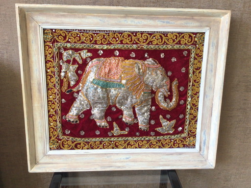 Elefante bordado en tela enmarcada. Hecho a mano en la India.