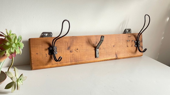 Image 1 of Vintage schoolkapstok van hout en staal