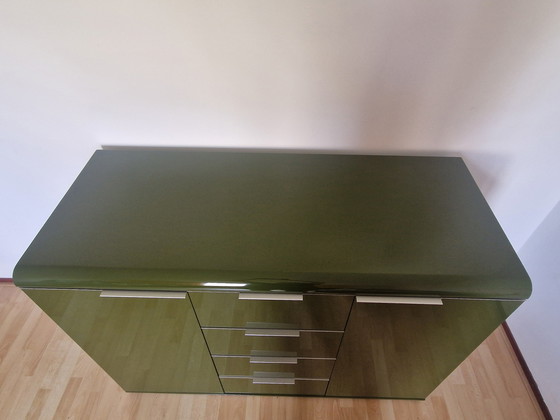 Image 1 of Mobile credenza verde oliva con dettagli cromati e angoli arrotondati