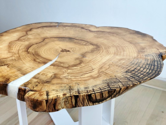 Image 1 of Colombie | Table basse artisanale en frêne avec résine époxy blanc perle