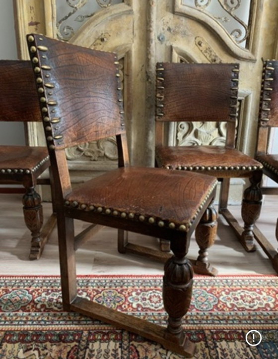 Image 1 of Un conjunto de 4 sillas cromwellianas a juego