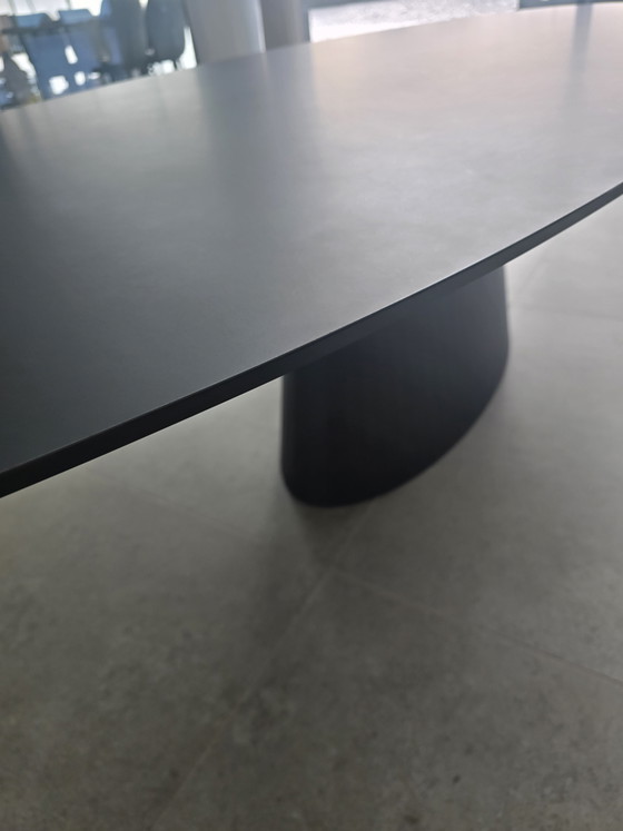 Image 1 of Ovaler Esstisch mit schwarzer Fenix-Tischplatte und Stahlgestell