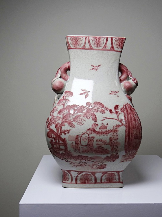 Image 1 of Roze chinoiserie balustervaas met perzikkleurige handvatten, Staffordshire-stijl, Engeland