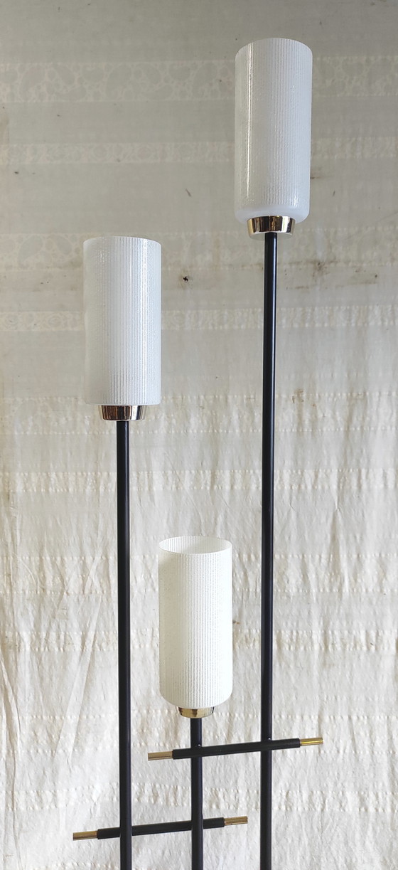 Image 1 of Modernistische vloerlamp met drie lampen in tulpvorm, uitgevoerd in opaalglas - jaren 1950/60
