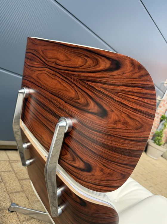 Image 1 of Poltrona lounge originale Vitra Eames + poggiapiedi Santos in palissandro e pelle bianca 10/10