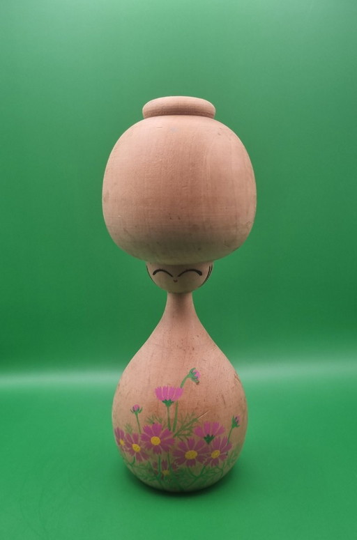 Kokeshi élégante par Okura Koninobu