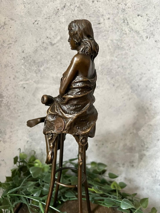 Image 1 of Bronzestatue einer Dame auf einem Stuhl mit einem Apfel