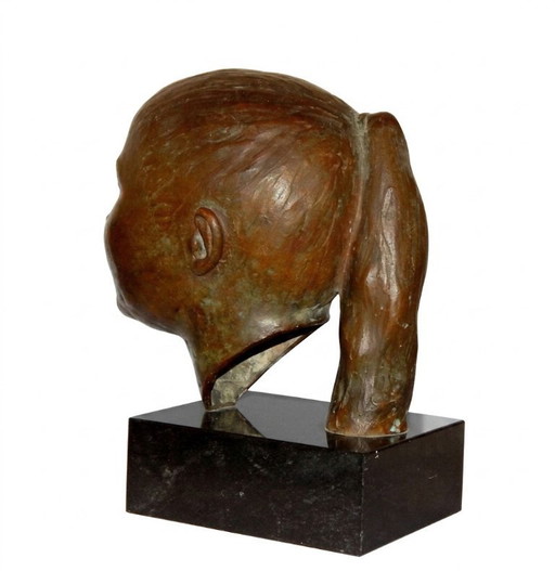 Elegante escultura de bronce: busto de una niña sobre una base de mármol macizo.