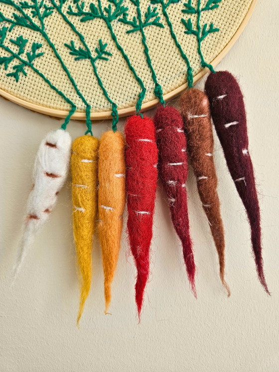 Image 1 of Art mural de la carotte brodée à la main - Cercle de laine et de fil (27 cm)