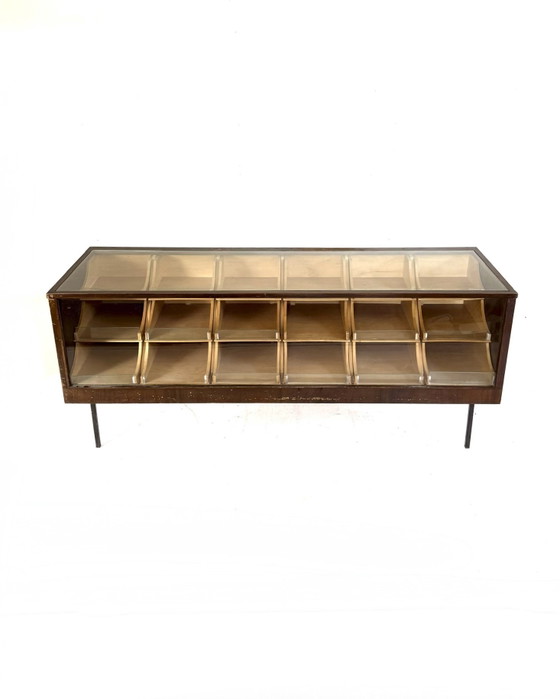 Image 1 of Vintage eikenhouten winkelvitrine/toonbank, Duitsland ‘50