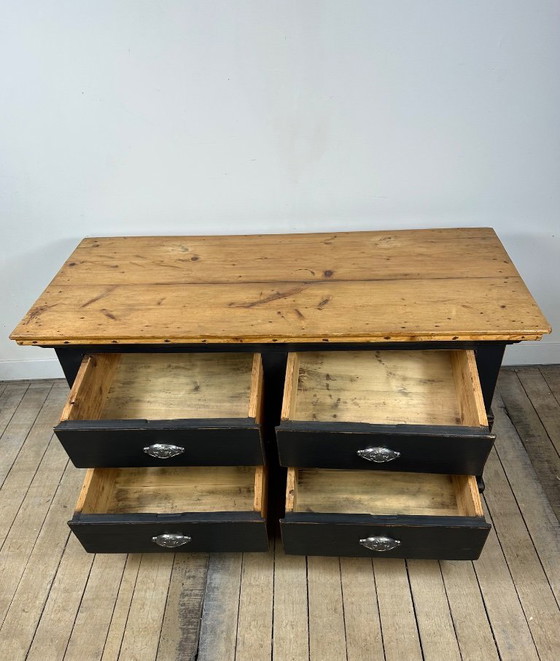 Image 1 of Lage ladekast van vurenhout met een donkergrijze patina, begin 20e eeuw