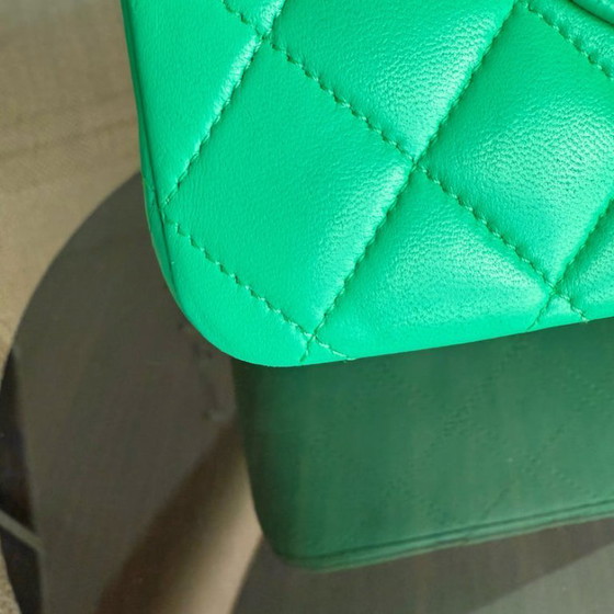 Image 1 of Borsa Chanel Classic Flap Medium - 25 cm in pelle di agnello trapuntata verde con finiture dorate, serie 18