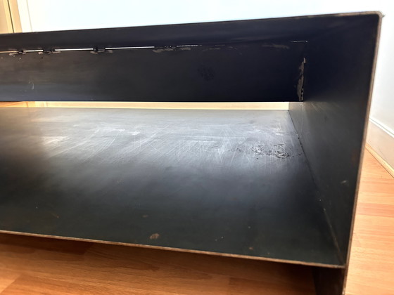 Image 1 of Mesa de centro de diseño de metal negro