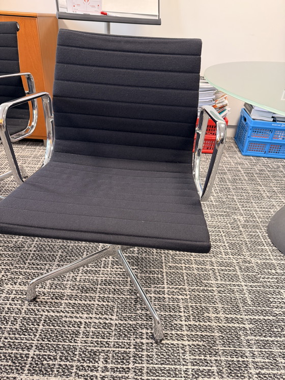 4 Vitra Charles & Ray Eames Conference chairs – Textile, Aluminium (photo 6 of 15)