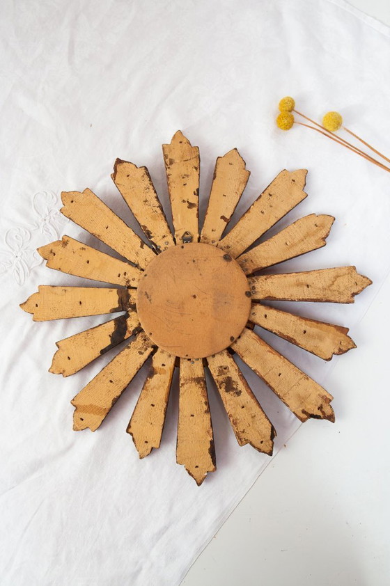 Image 1 of Vintage heksenogenzonnespiegel, goudkleurig hout, circa 1900 (39 cm)