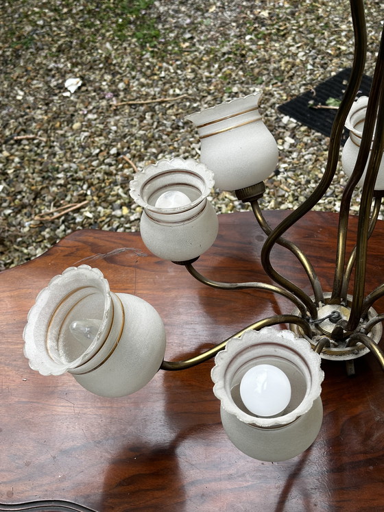 Image 1 of Lampadario vintage anni '50 a 8 bracci in ottone e vetro satinato bianco e oro.