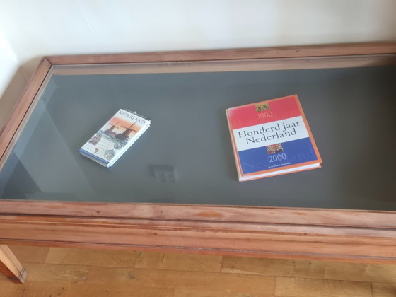 Vitrine-Couchtisch mit Staufach – Couchtische, Glass, Wood (photo 3 of 5)